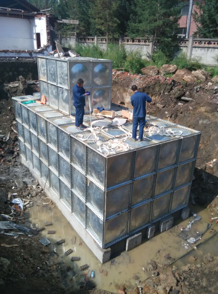 北辰區正在安裝鍍鋅鋼板異形水箱