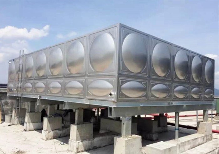 地面不平整,需要為不銹鋼水箱做基礎(chǔ)