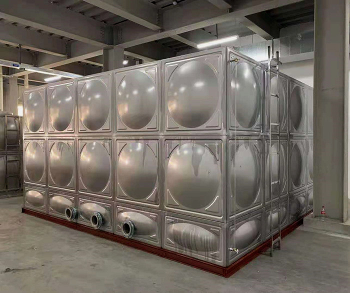 河南鶴壁第二中學不銹鋼水箱安裝完畢