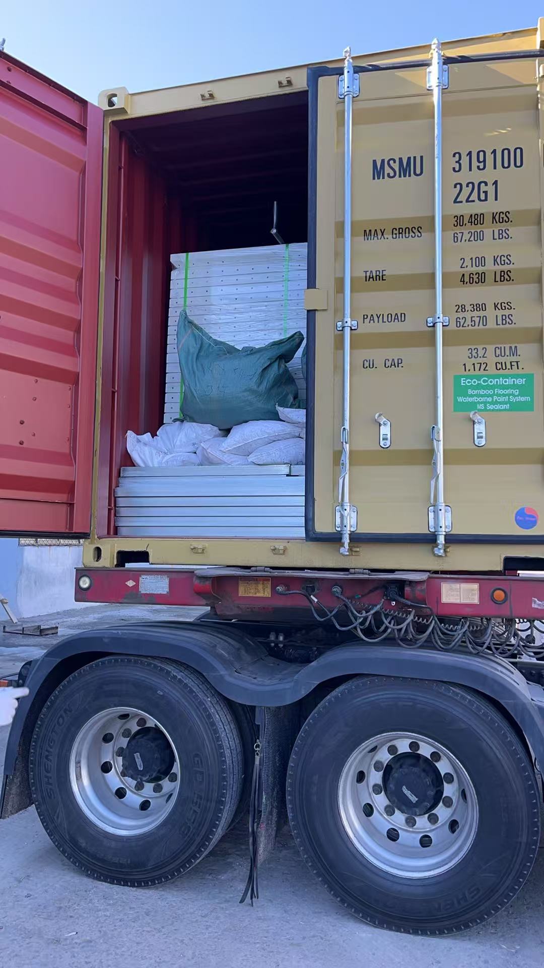 出口馬爾代夫玻璃鋼水箱裝車發(fā)貨