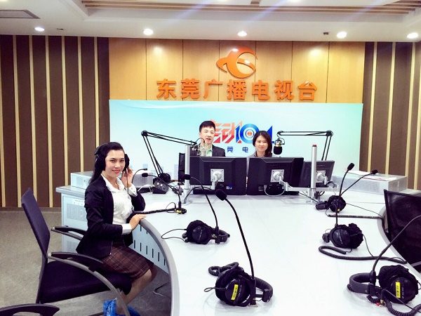 英碩包裝總經(jīng)理接受東莞電臺(tái)采訪.jpg