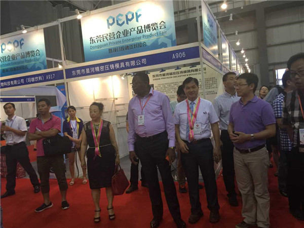 外國(guó)客戶(hù)參觀(guān)英碩吸塑展位