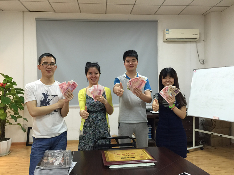 帥哥美女集結(jié)英碩吸塑包裝