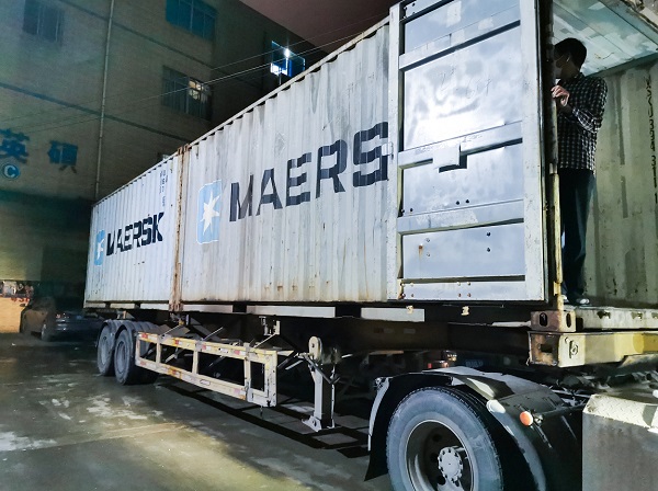 疫情期間，醫(yī)用吸塑托盤整柜發(fā)往國外